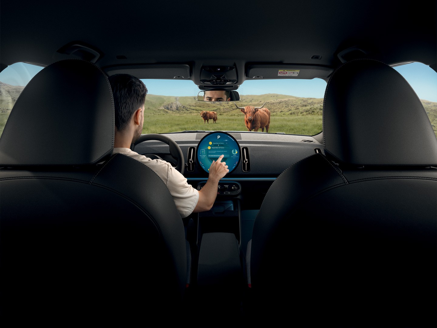 MINI service partner - woman in a yellow shirt smiling